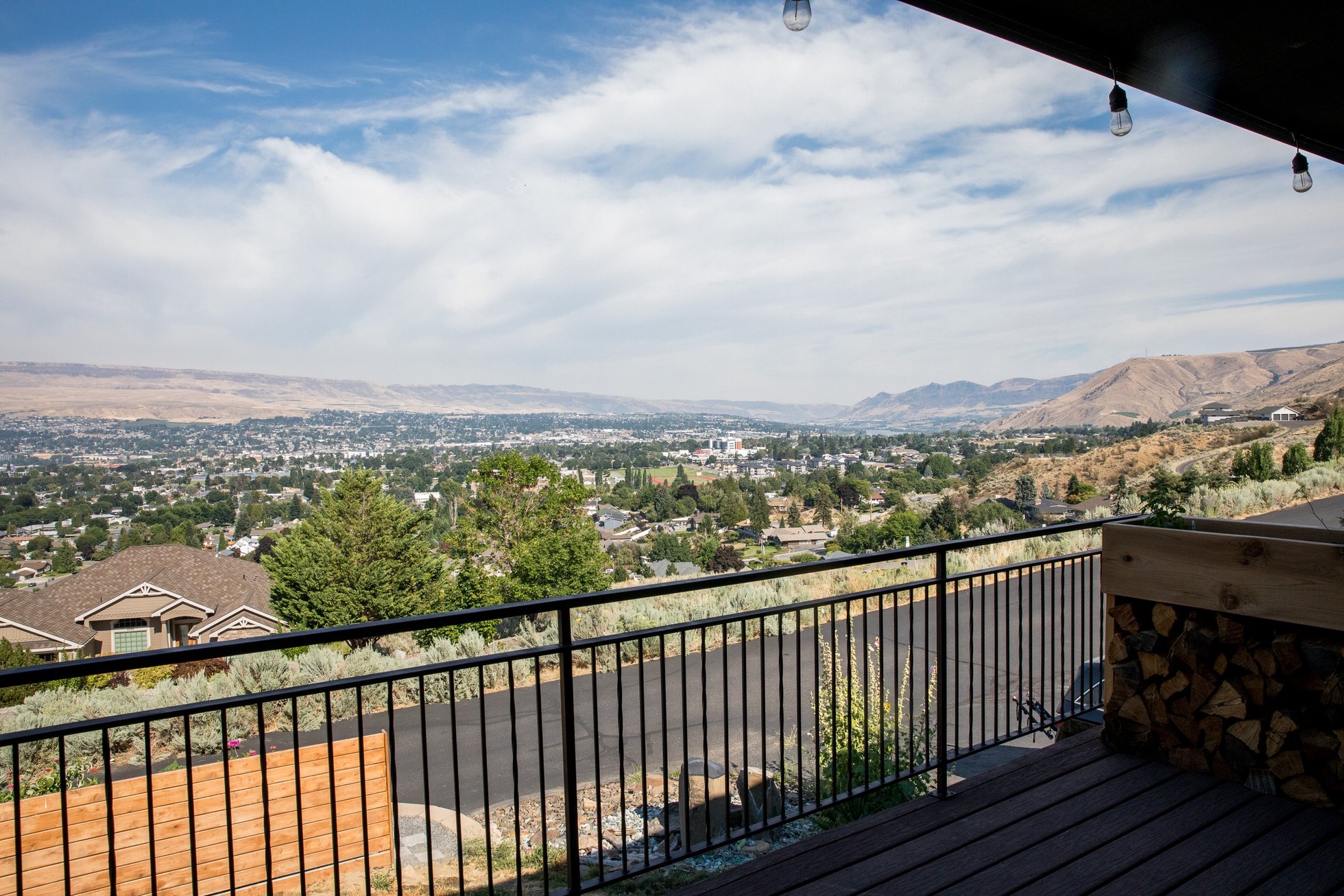 Panoramic Columbia Valley and hillside views from the deck
